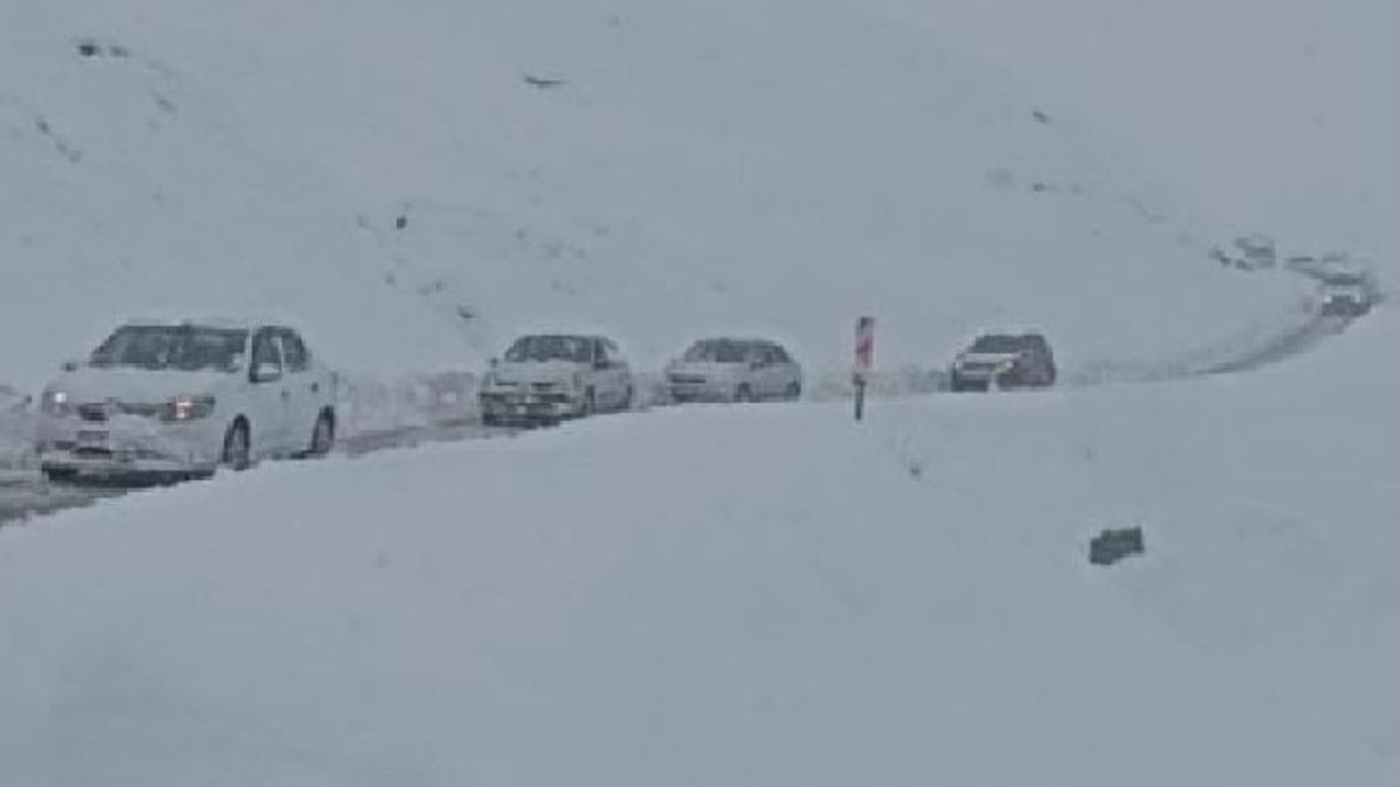 Muş’ta 15’i öğrenci, 50 kişi karda mahsur kaldı