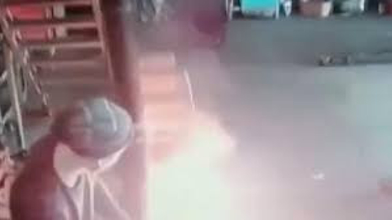 Sobaya benzin döktü, alevlerden son anda kurtuldu