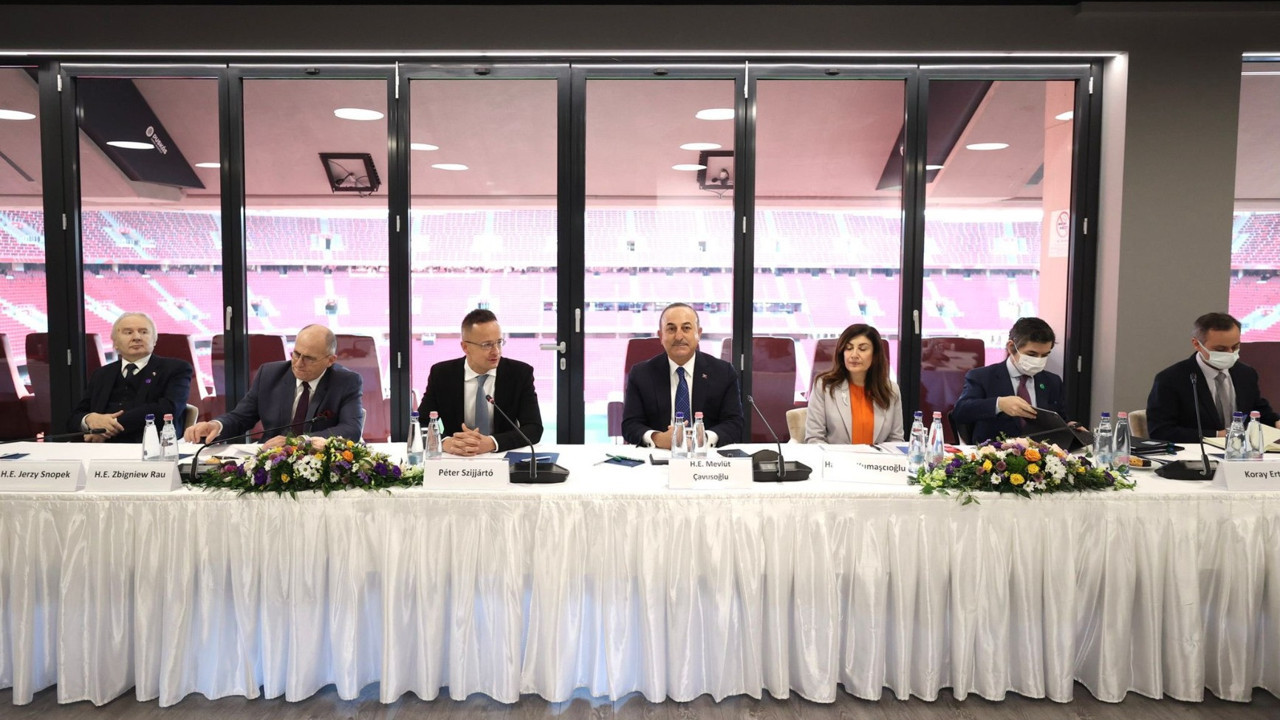 Çavuşoğlu, Macar mevkidaşıyla görüştü