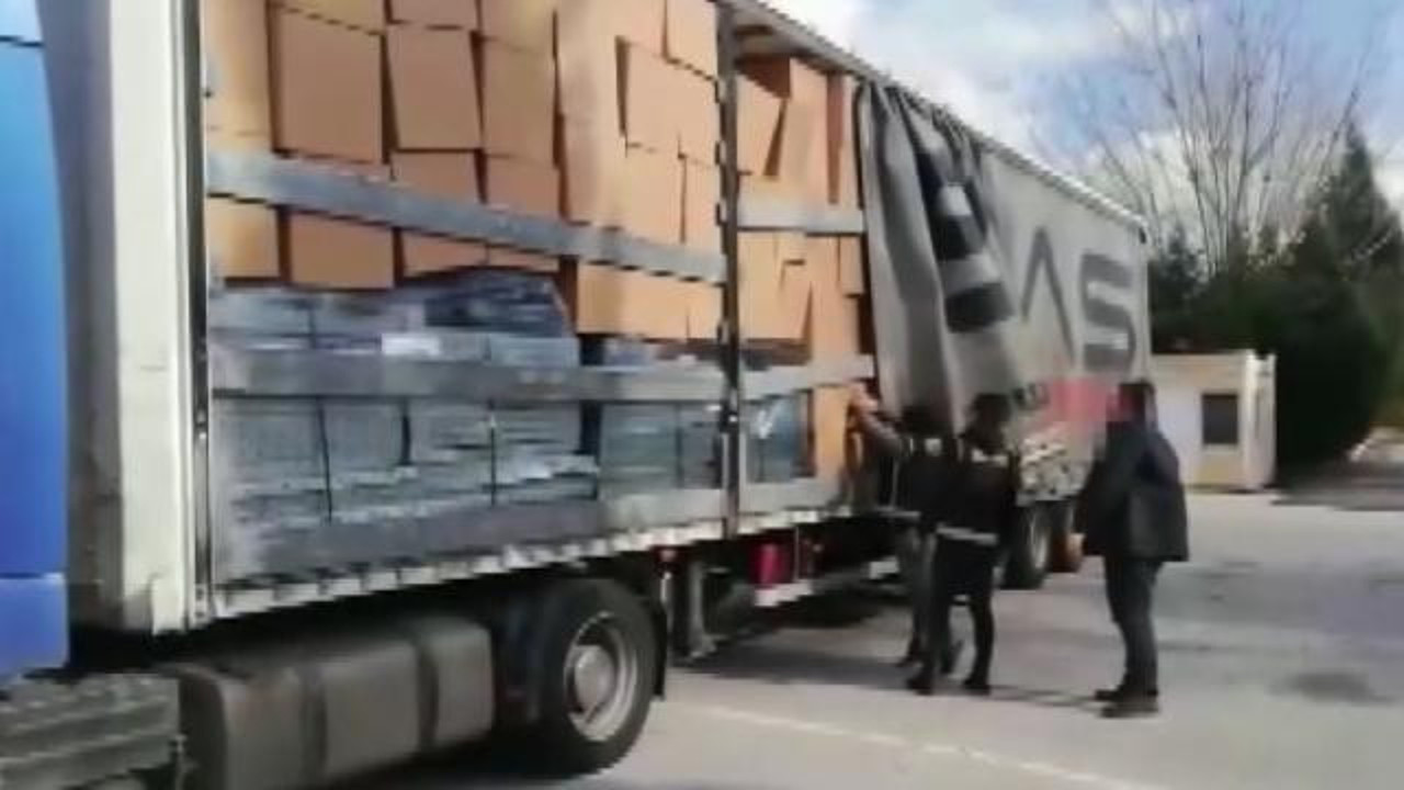 Kocaeli'de bir araçta 6 milyon 620 bin kaçak makaron ele geçirildi