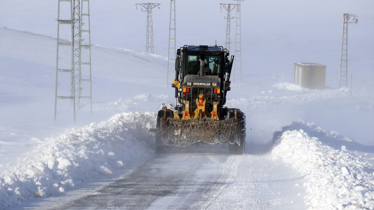 Ağrı'da kar nedeniyle 2 bin 344 yol ulaşıma kapandı