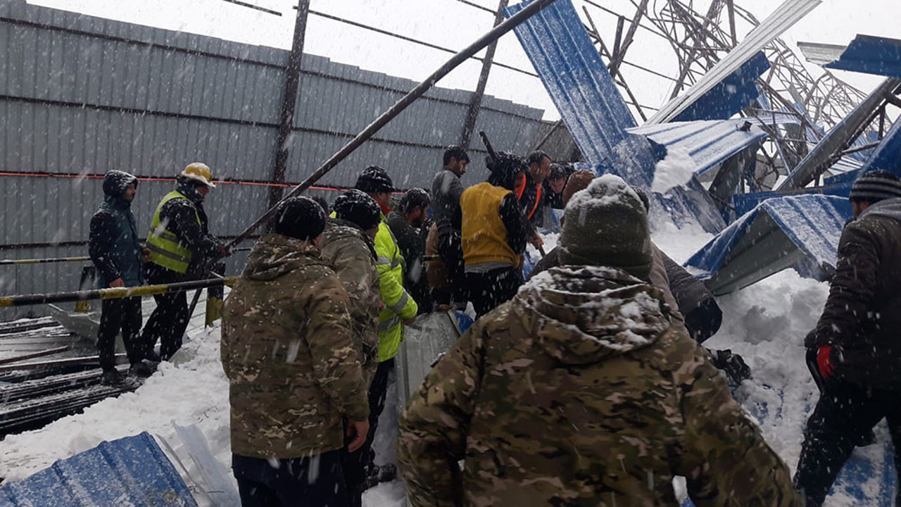 Şantiyenin çatısı çöktü, yaralılar var