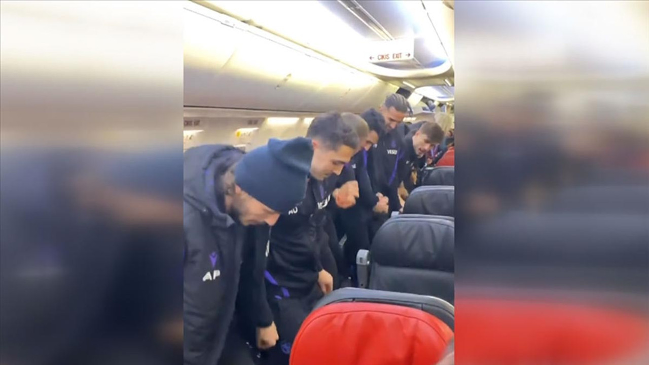 Trabzonsporlu futbolcular galibiyeti uçakta horon oynayarak kutladı