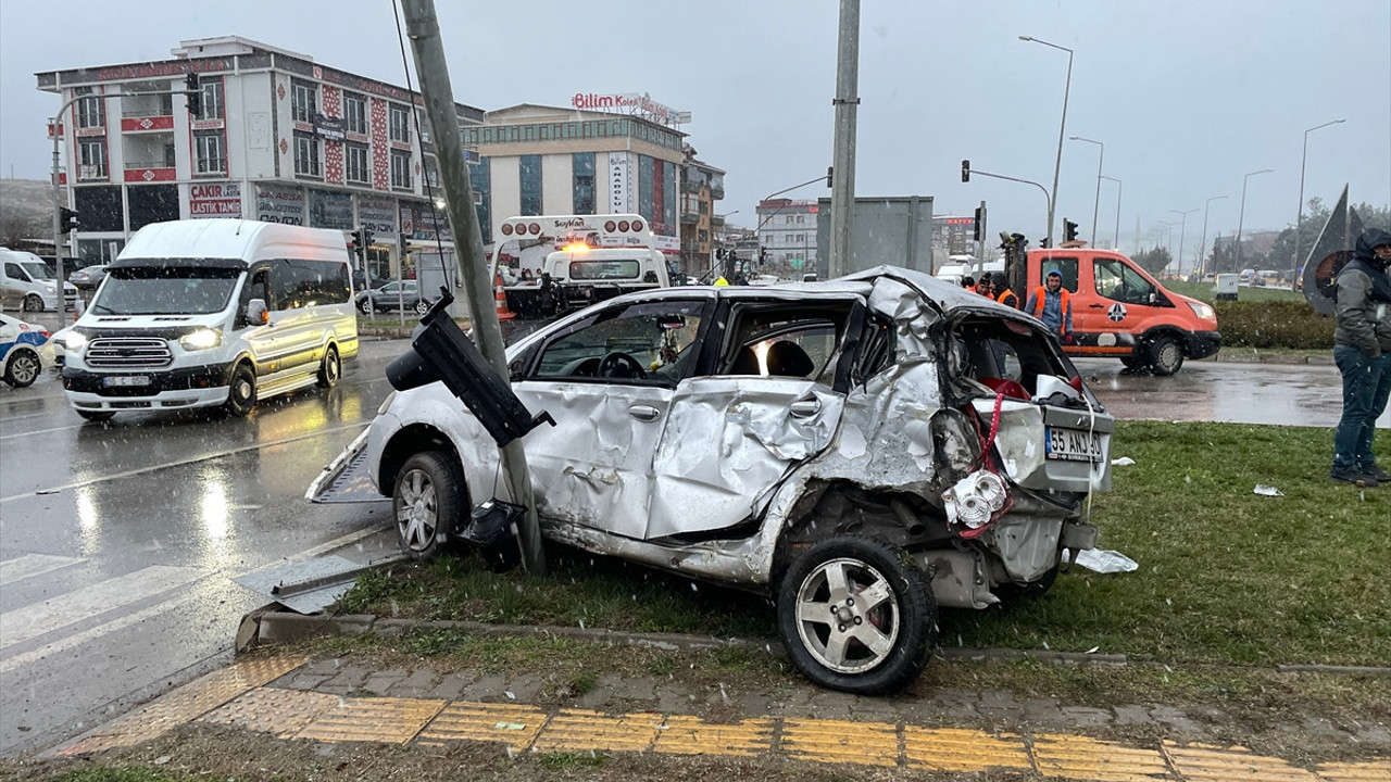 Samsun'da tır ile otomobil çarpıştı: 5 yaralı