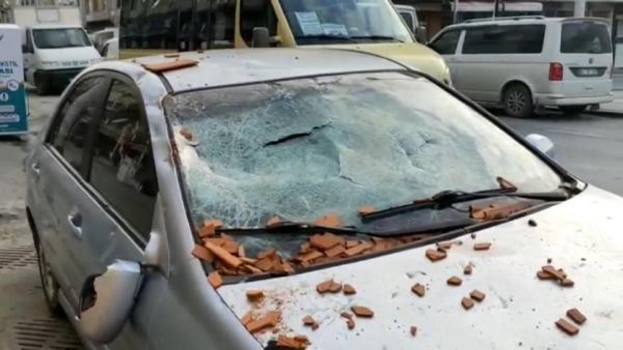 Öfkeli kadın arkadaşının aracına tuğla yağdırdı