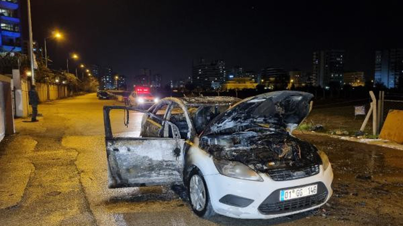 Üzerinde 42 haciz olan aracının üzerine benzin dökerek yaktı