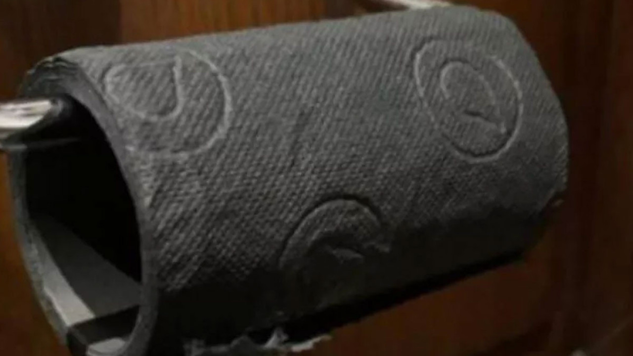 Arda Turan'ın evindeki siyah tuvalet kağıdı olay oldu. 6 Tanesi 400 TL