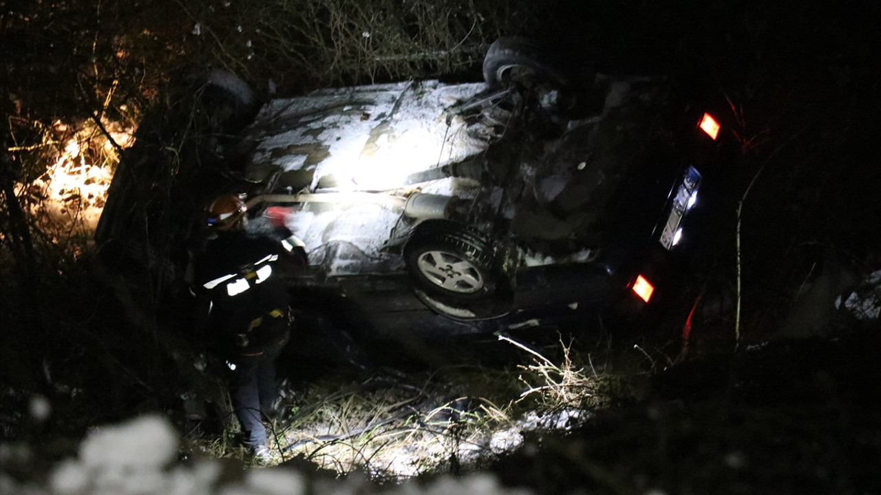 Otomobil uçuruma devrildi: 2 ölü