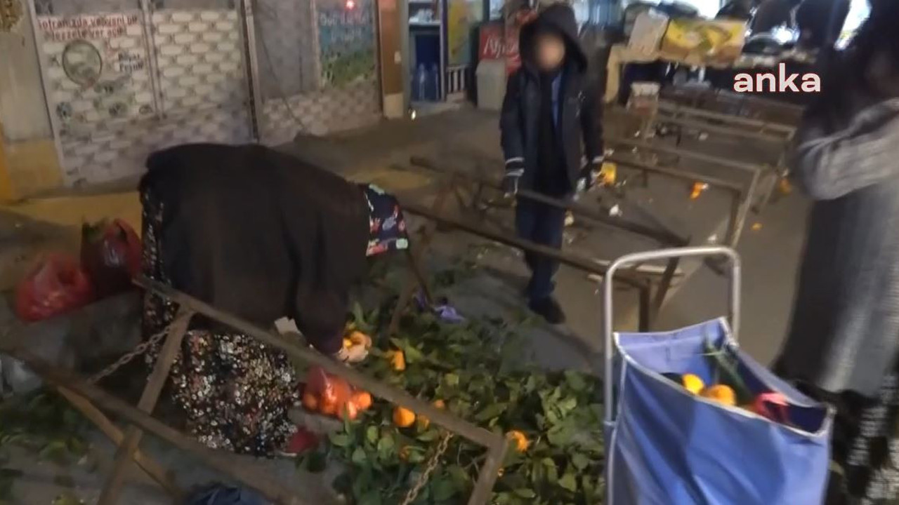 Bağcılar'daki pazarda tezgahlar kalkınca yoksulluk ortaya çıktı! Param yok alamıyorum yerden topluyorum