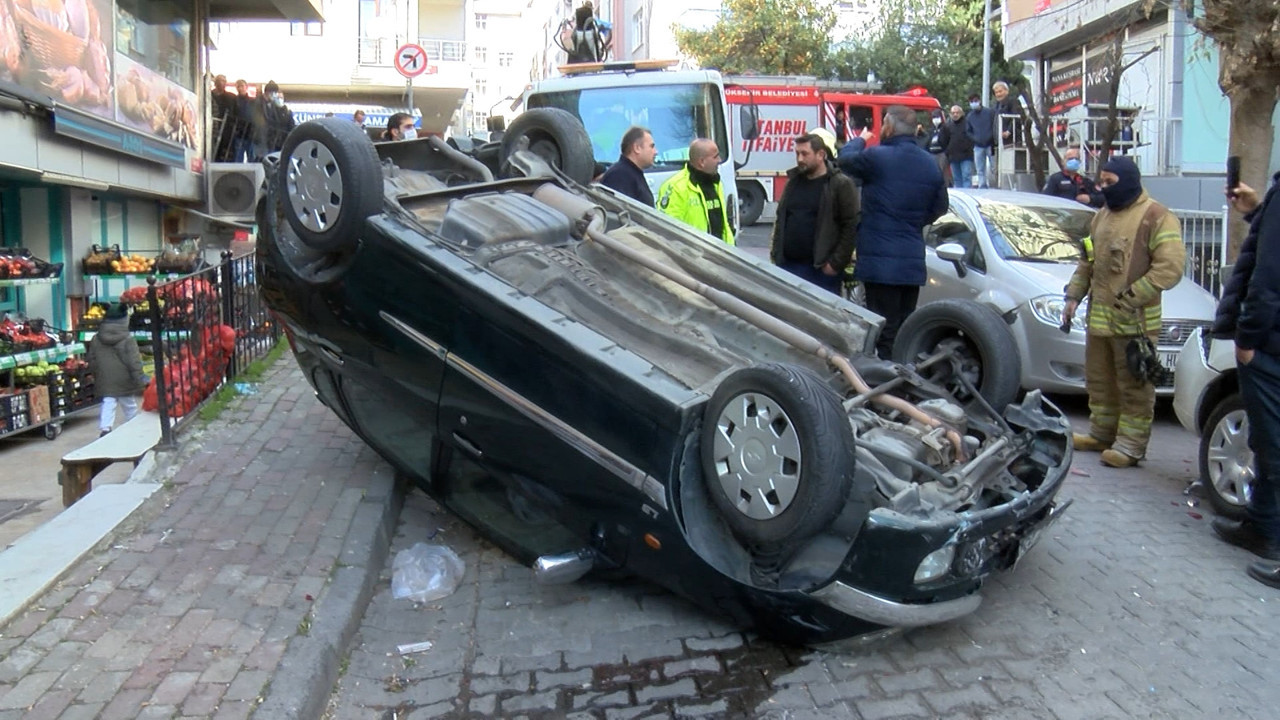Otomobil park halindeki iki araca çarpıp takla attı