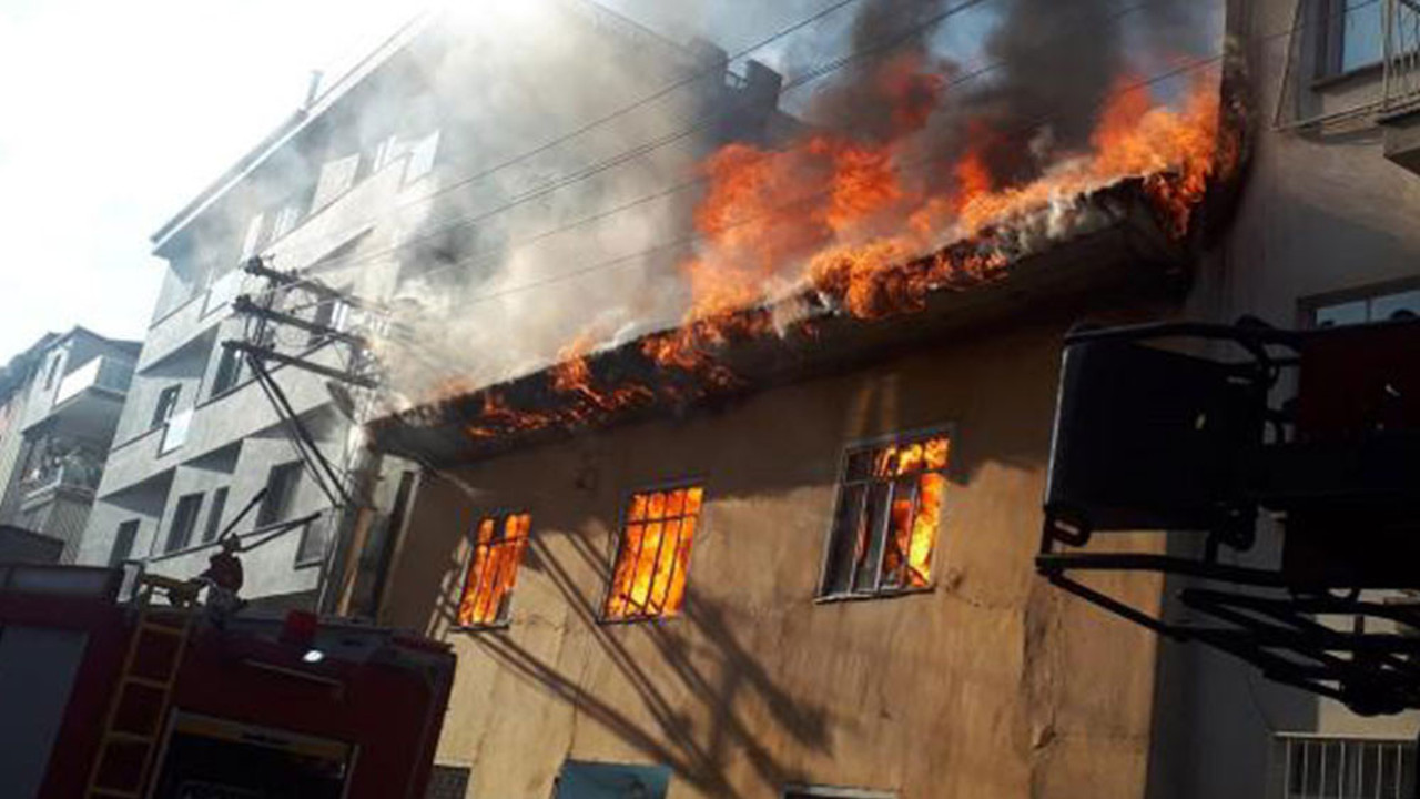 İki katlı ahşap evde yangın