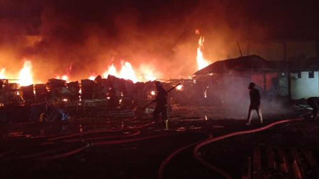 Düzce’de mobilya fabrikasında yangın