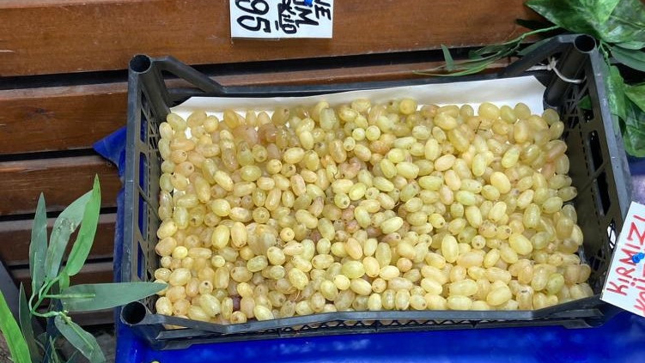 Eskiden bedava verilirdi. Döküntü üzümler ucuza satılıyor. Bu günleri de mi görecektik