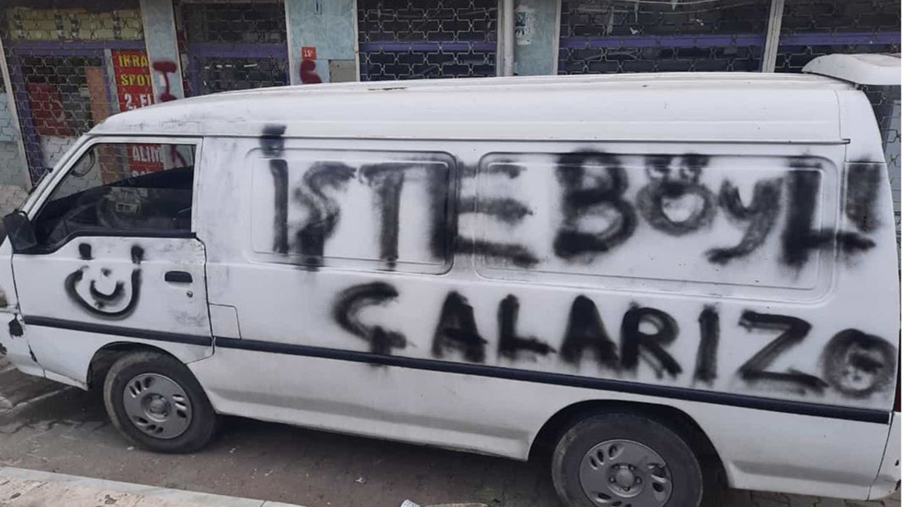 Pişkinliğin böylesi! Sahibi görünce şoke oldu. Önce çaldılar sonra sprey boyayla mesaj bıraktılar