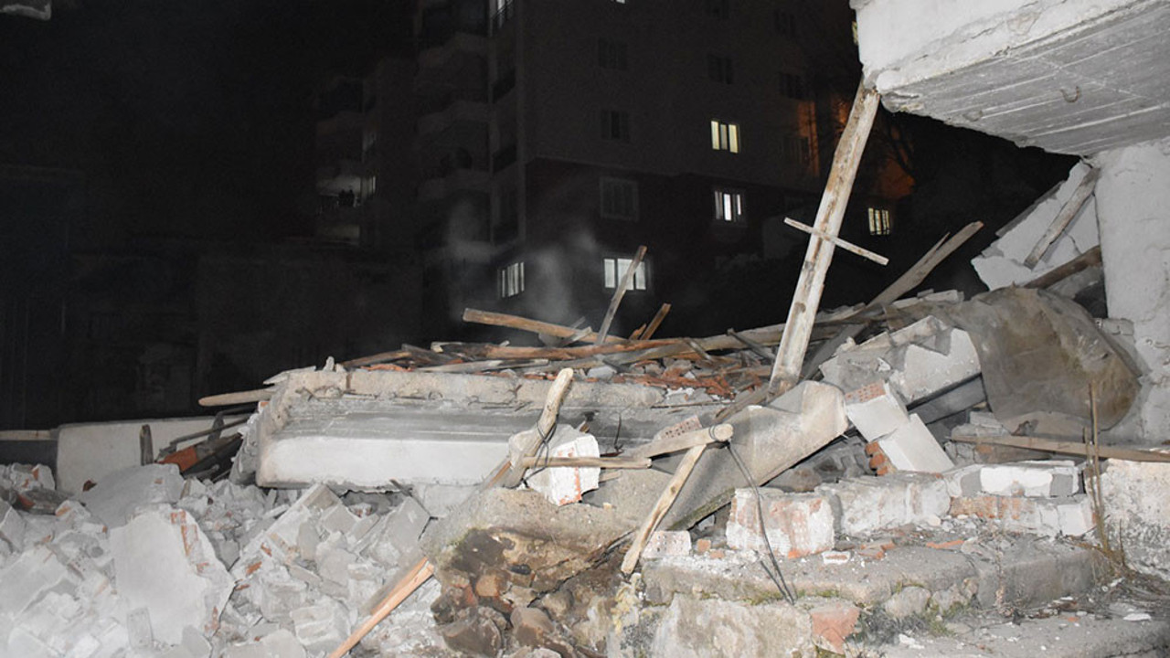 2 katlı bina çöktü