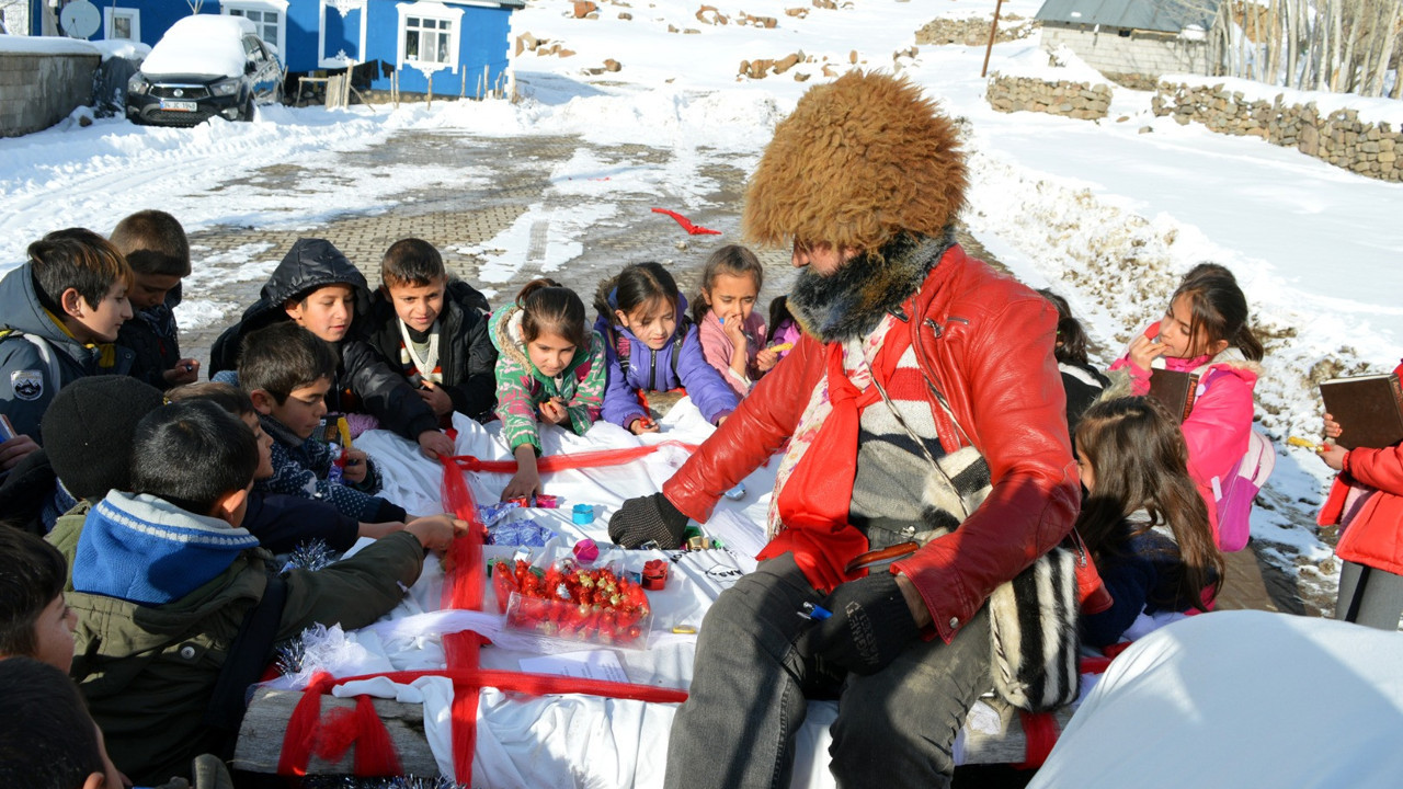 Ayaz Ata kıyafeti giyip, Van'da at arabasıyla çocuklara hediye dağıttı