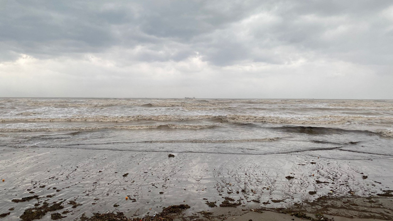 Kırmızı Kod’lu Finike’de deniz kahverengi oldu. Tam 38 saat aralıksız sürmüştü