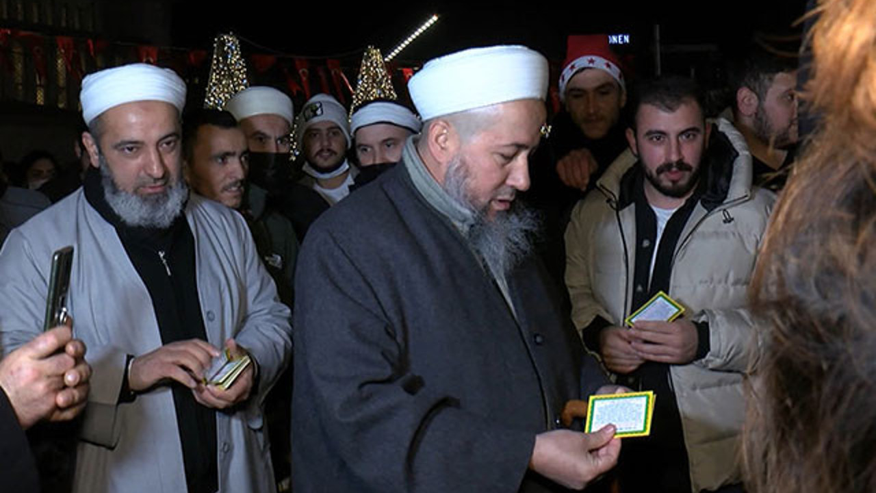 Tebliğciler Taksim Meydanı’nda bildiri dağıttı