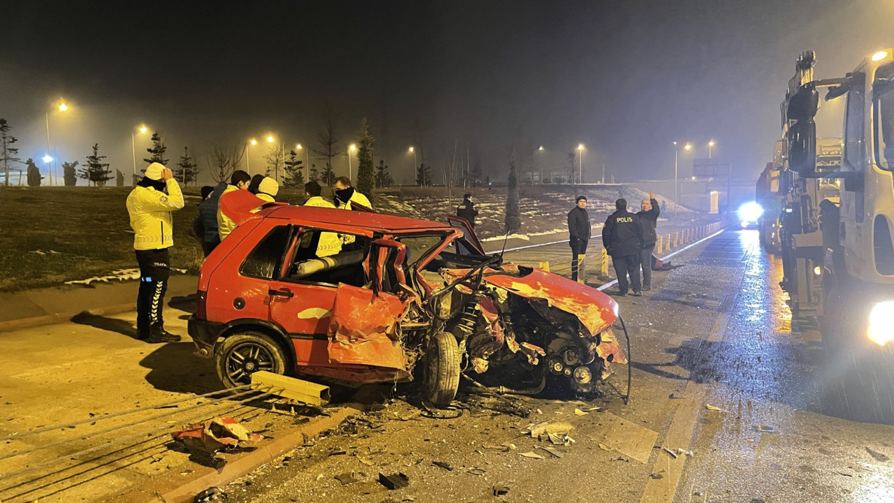 Çalıntı araçla ters yola girip kaza yaptılar: 3 yaralı