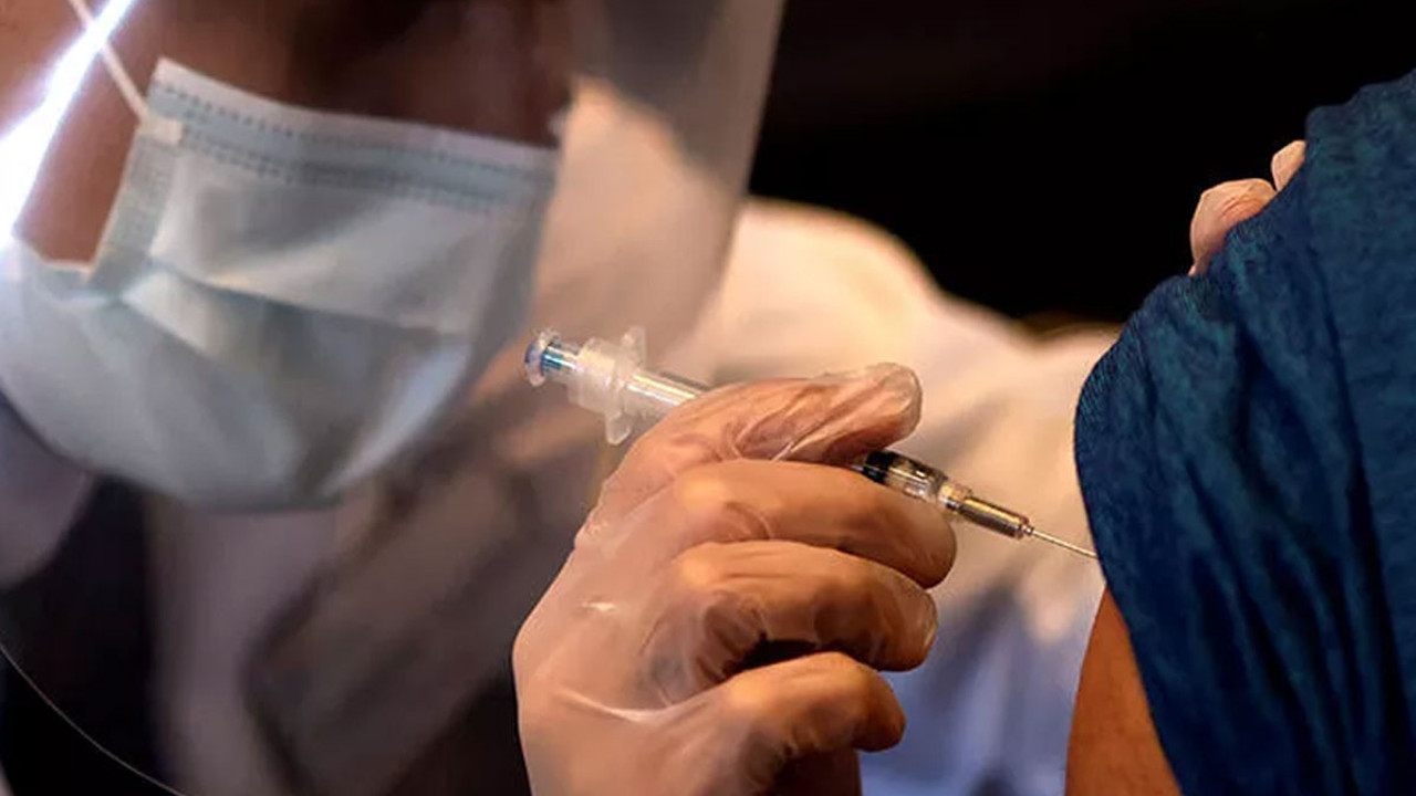 Kovid-19 yasakları artırıldı. Ülkede aşısızlar yurt dışına çıkamayacak