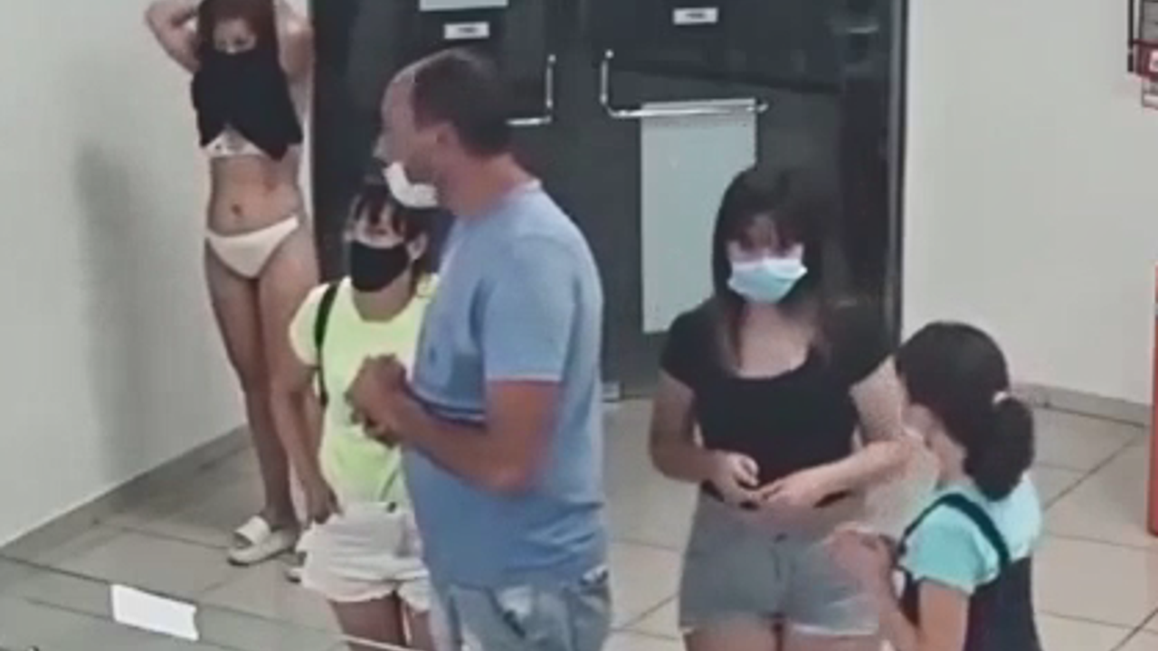 Dondurmacıya maskesiz girdi. Elbisesini maske yaptı ama dondurmacı yine dondurma vermedi