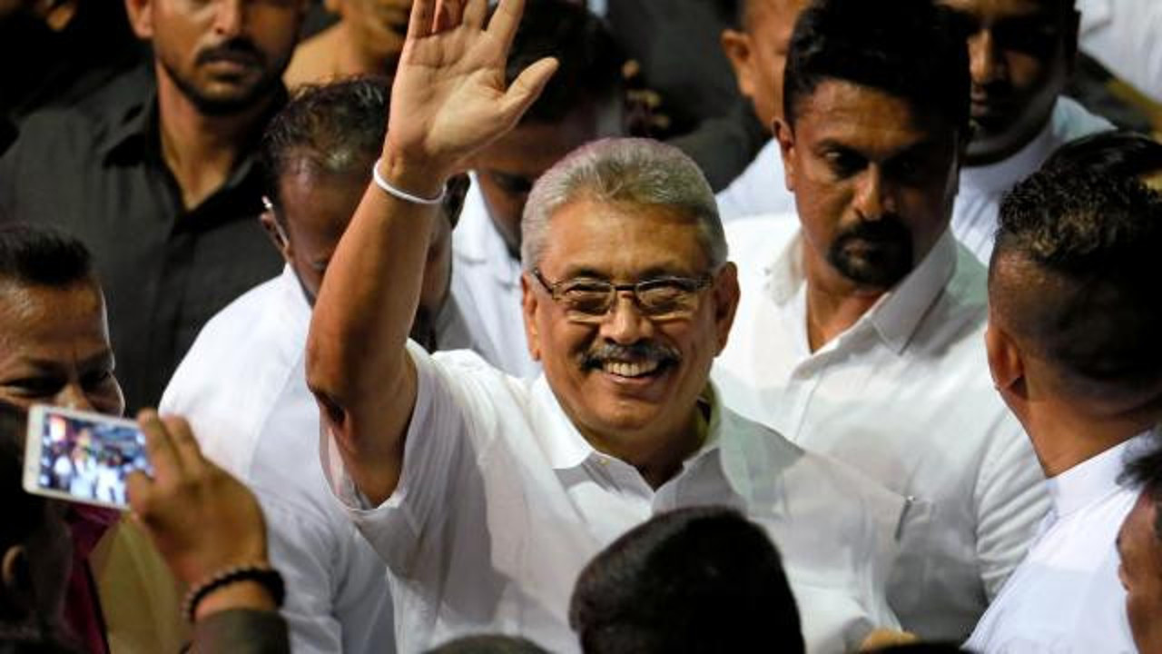 Devlet politikalarını eleştiren bakan görevden alındı