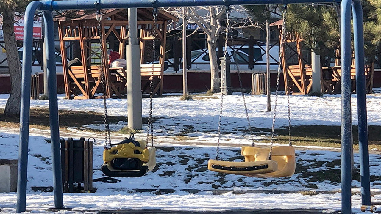 Parkta büyük panik. Çanta fünyeyle patlatıldı