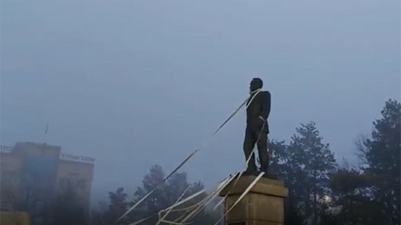 Kazakistan’da tansiyon yükseliyor! Nursultan Nazarbayev'in heykelini yıktılar