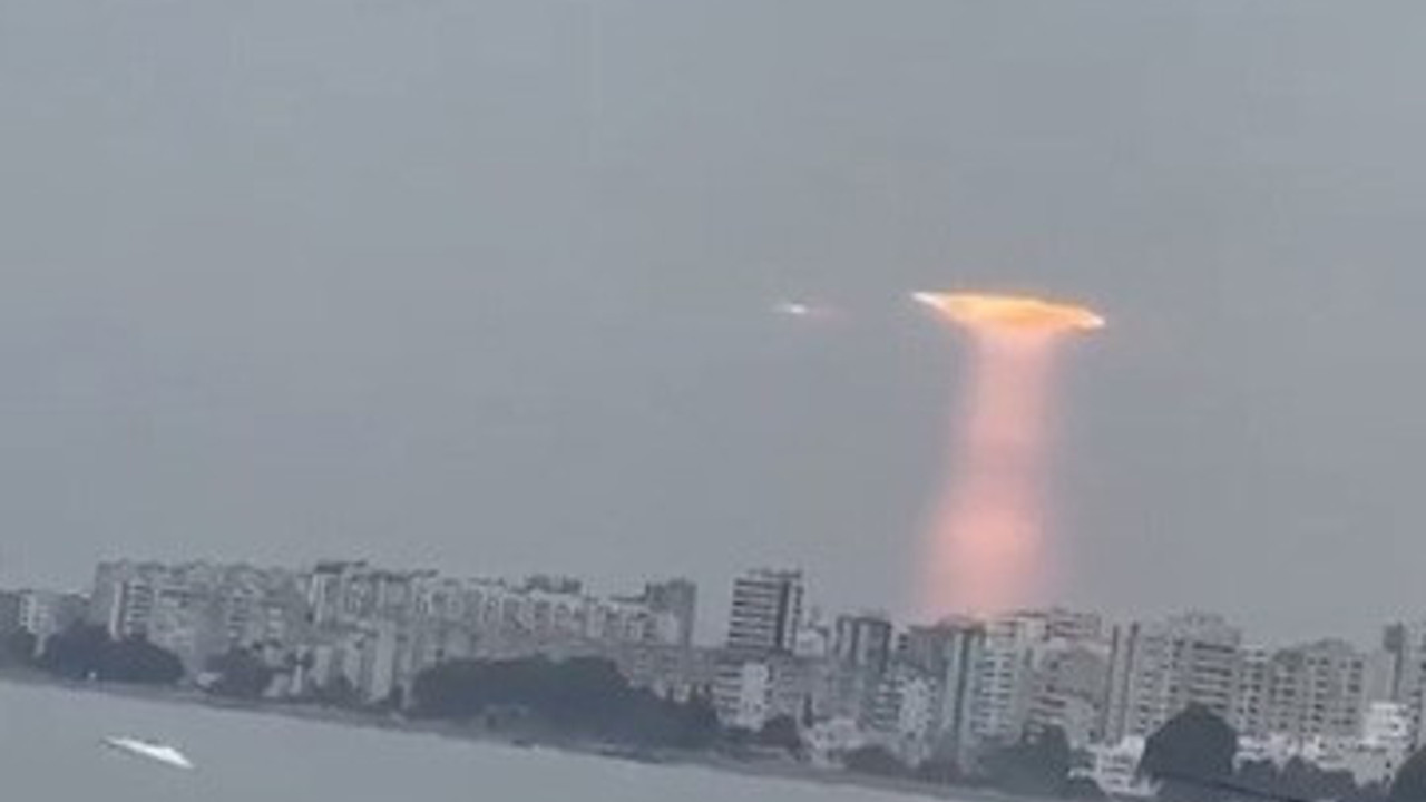 Mersin'de bulutların arasından bir anda göründü