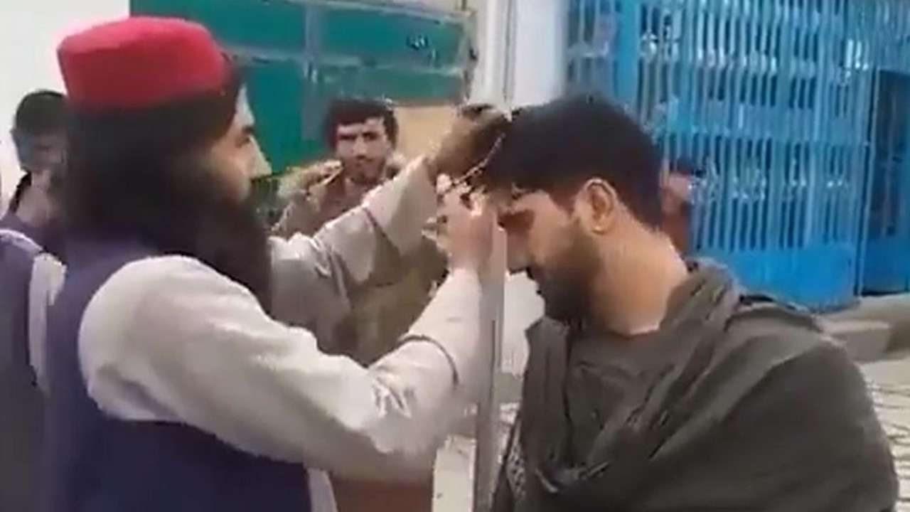 Taliban, gencin şeklini beğenmediği saçını döve döve kesti