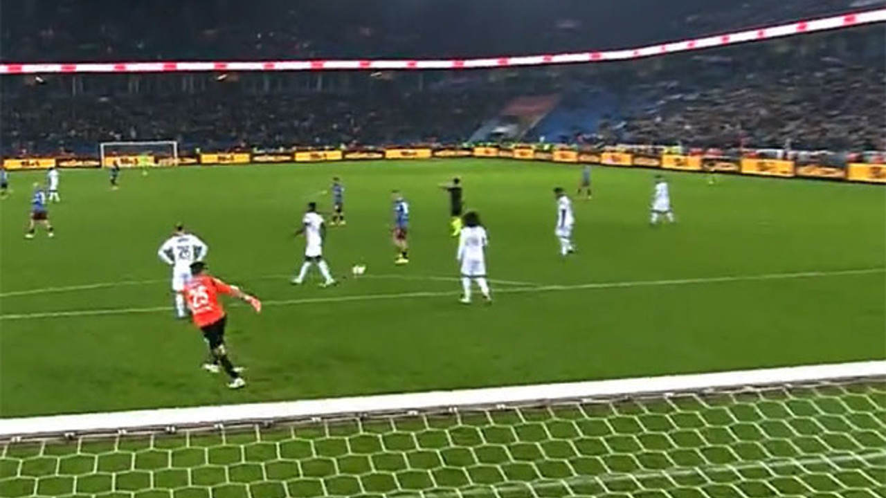 Trabzonspor - Yeni Malatyaspor maçının sonlarında ilginç anlar! Kaleci Ertaç Hakem Fırat Aydınus'u kafasından vurdu