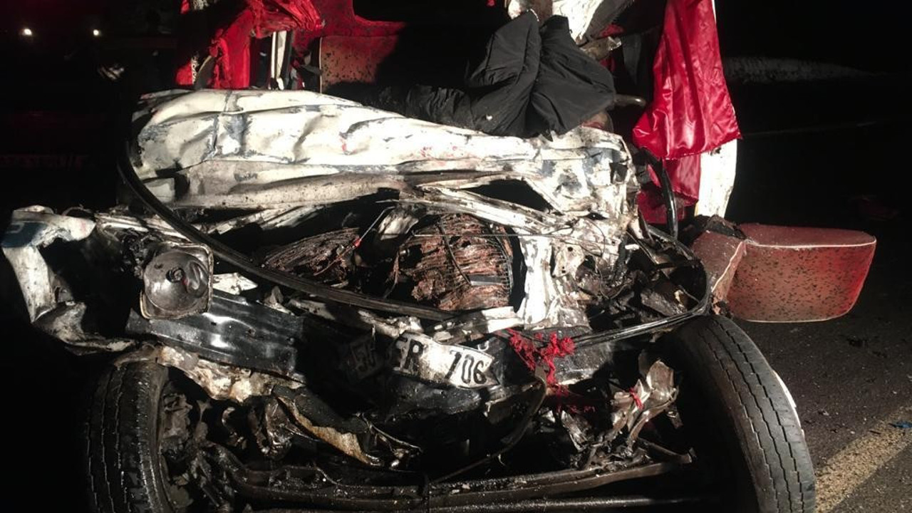 Sivas'ta otobüs ile kamyonet çarpıştı: 2 ölü, 19 yaralı