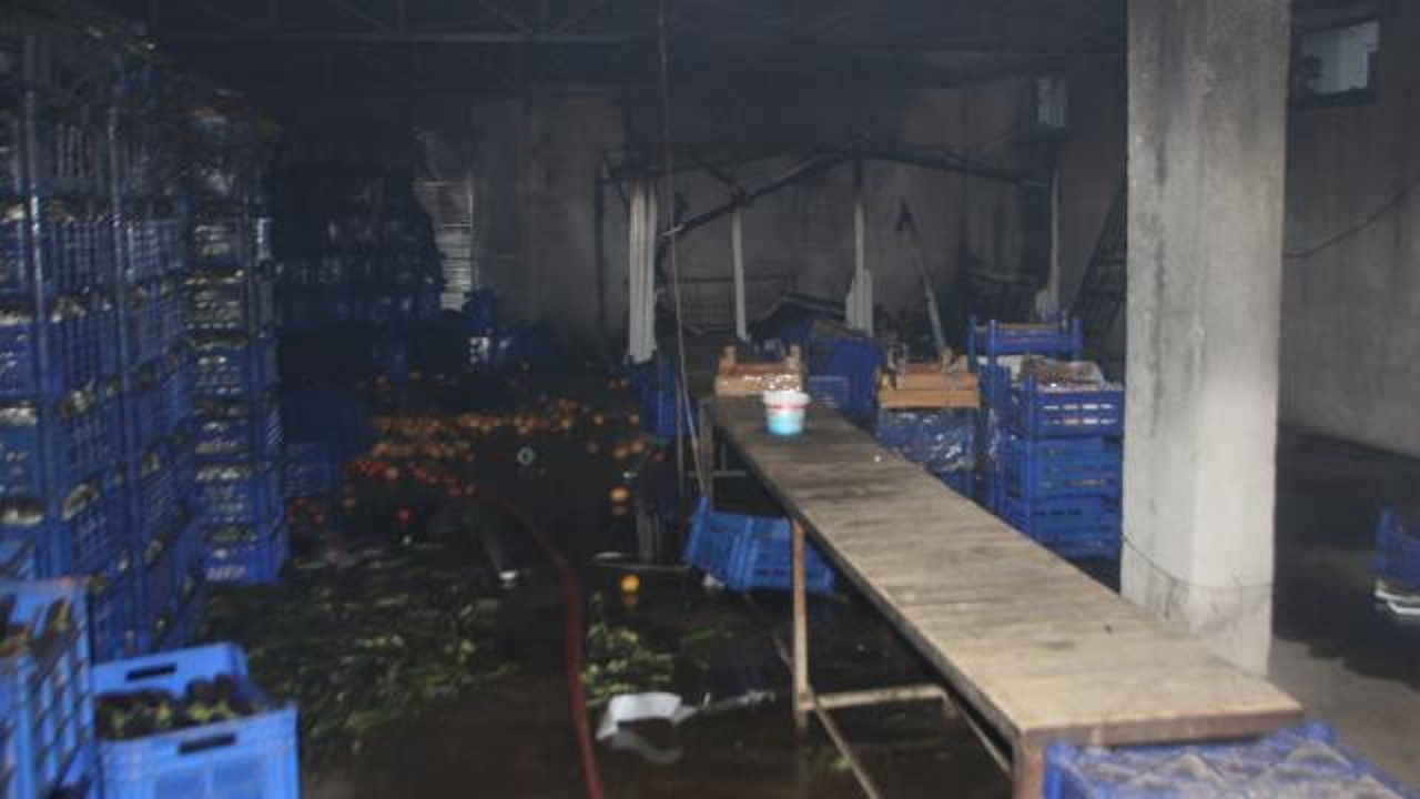 Sebze ve meyve deposuna yıldırım düştü (08 Ocak 2022)