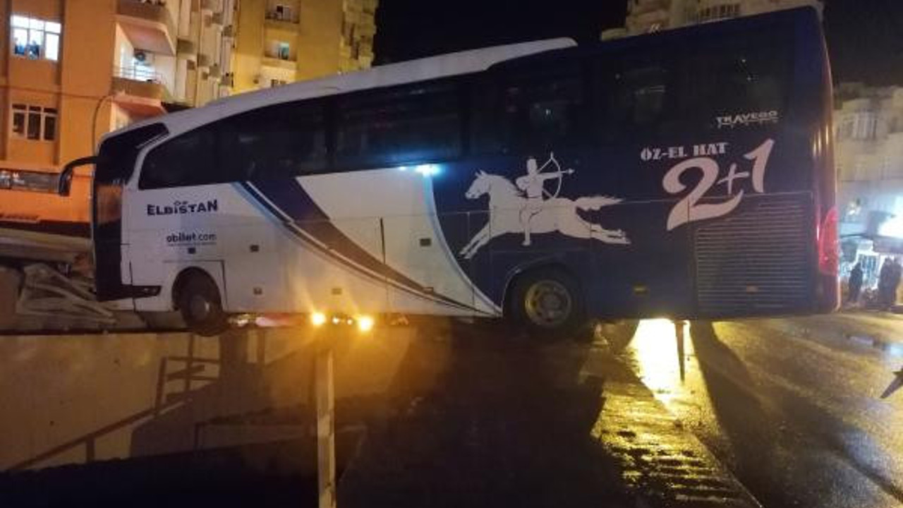 Otobüs köprüde asılı kaldı ilçe karanlığa gömüldü