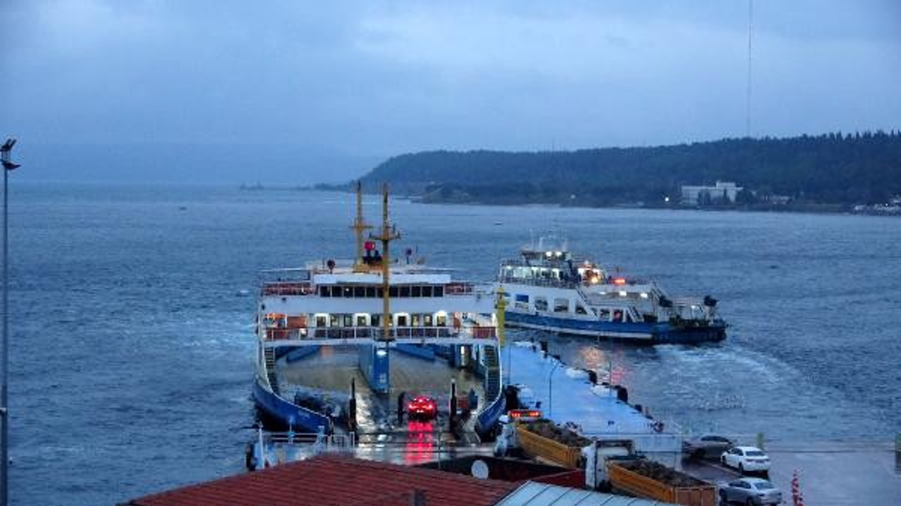 Çanakkale'de fırtına feribot seferlerini vurdu