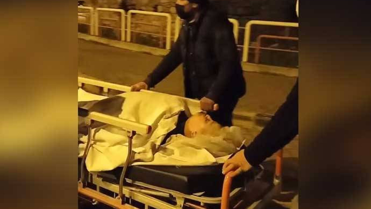 Sokaklarda sağlık çilesi! Ambulans verilmeyen yaşlı hasta evine kadar sedye ile taşındı