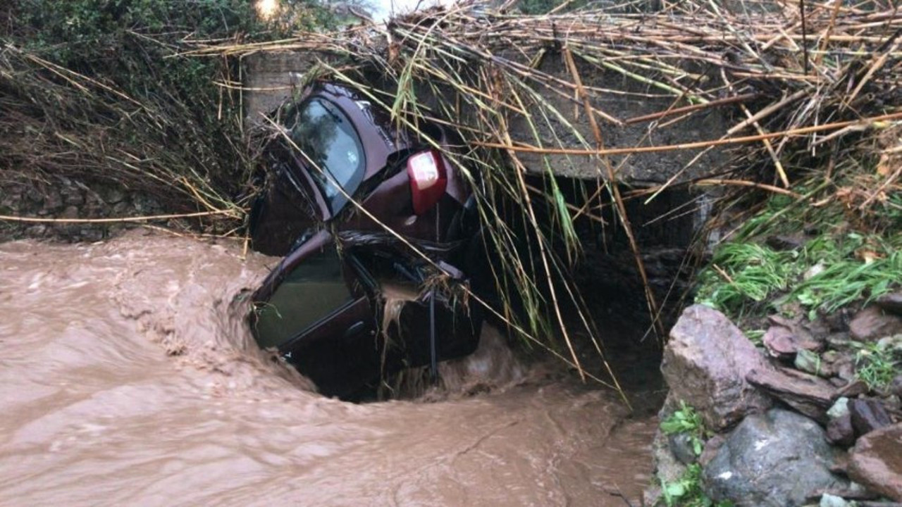 Bodrum'da sel duvarları yıktı su borularını patladı