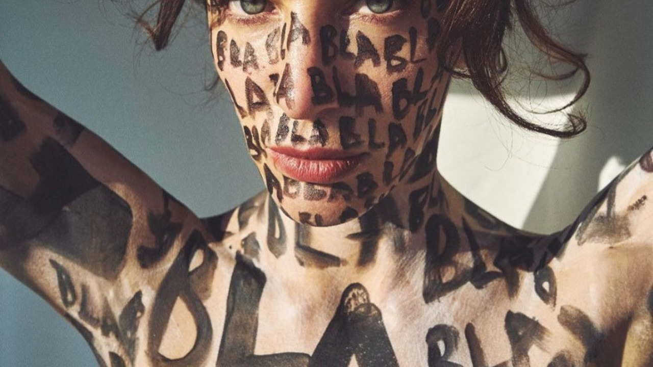 Berrak Tüzünataç, Balkonda Çırılçıplak Poz Verdi