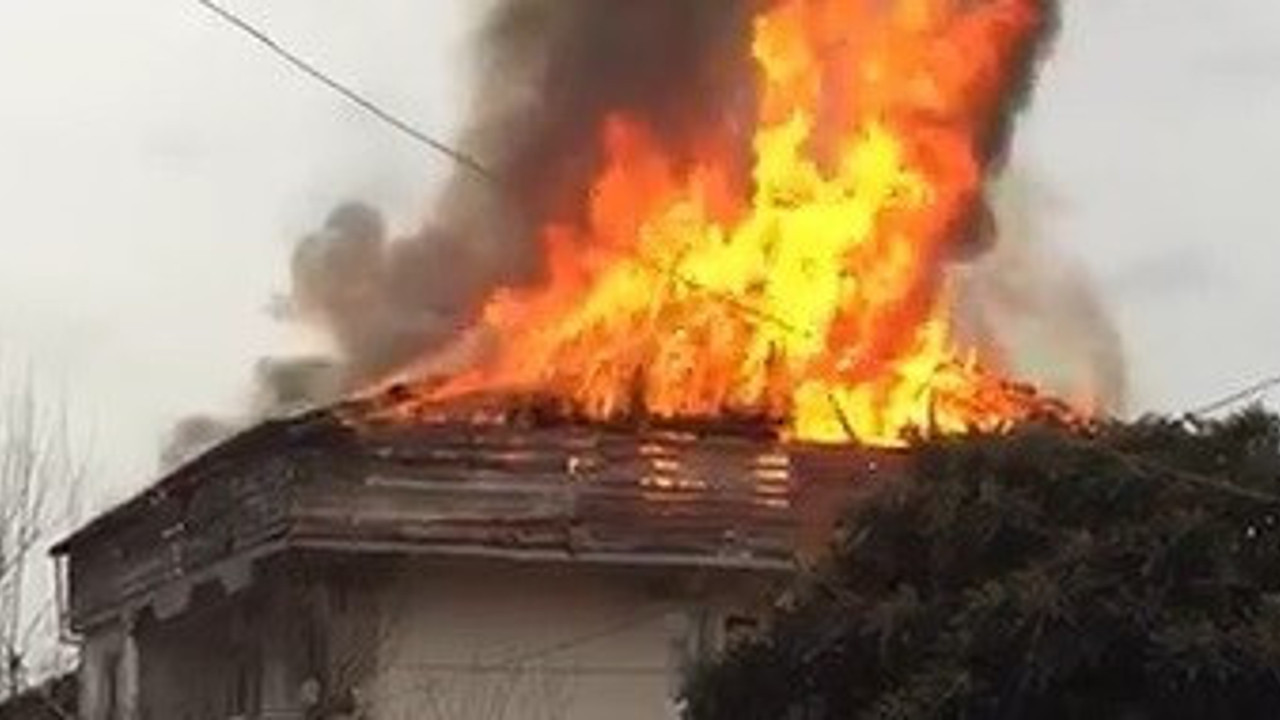 Çatı yangını panik yaşattı