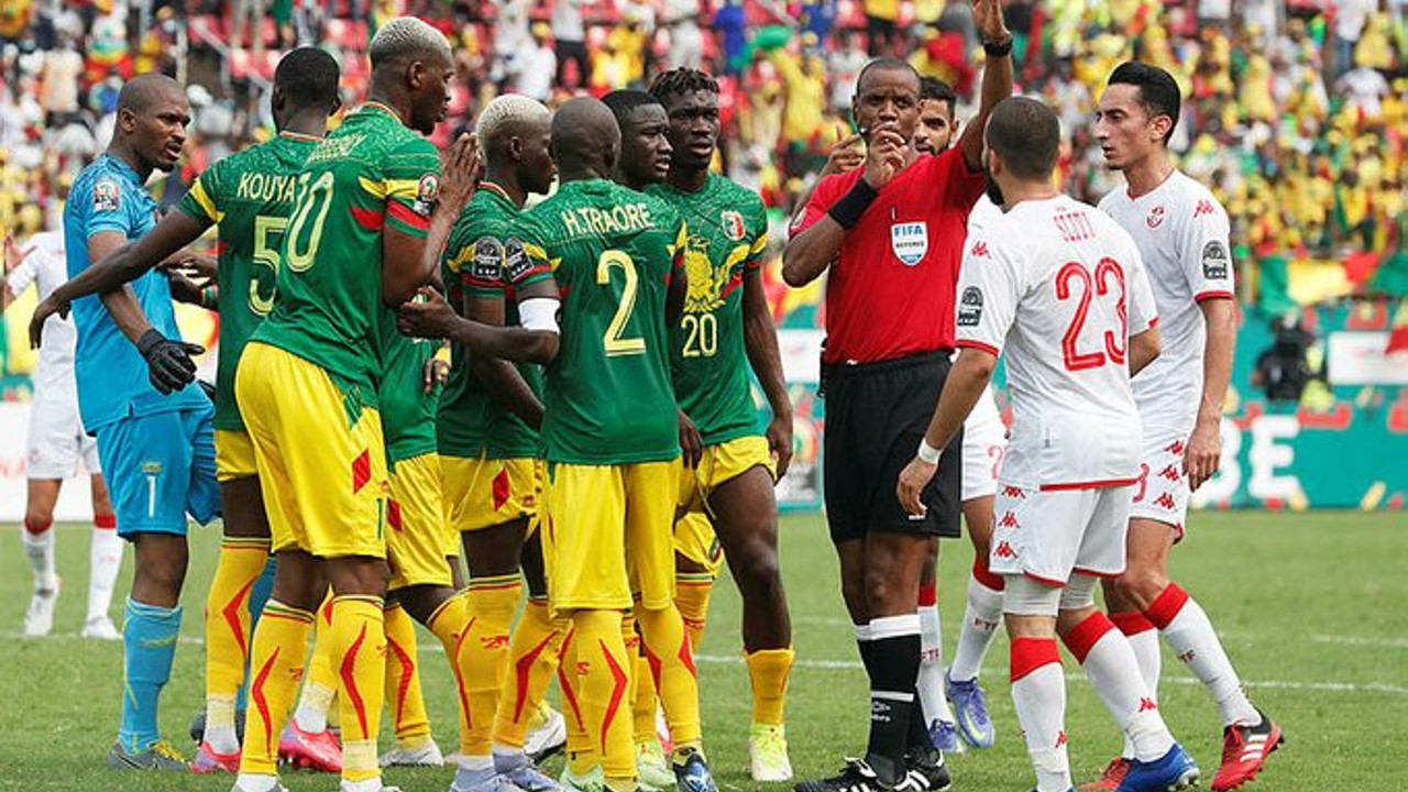 Tunus-Mali maçında büyük skandal. Hakemin yaptıklarına kimse inanamadı