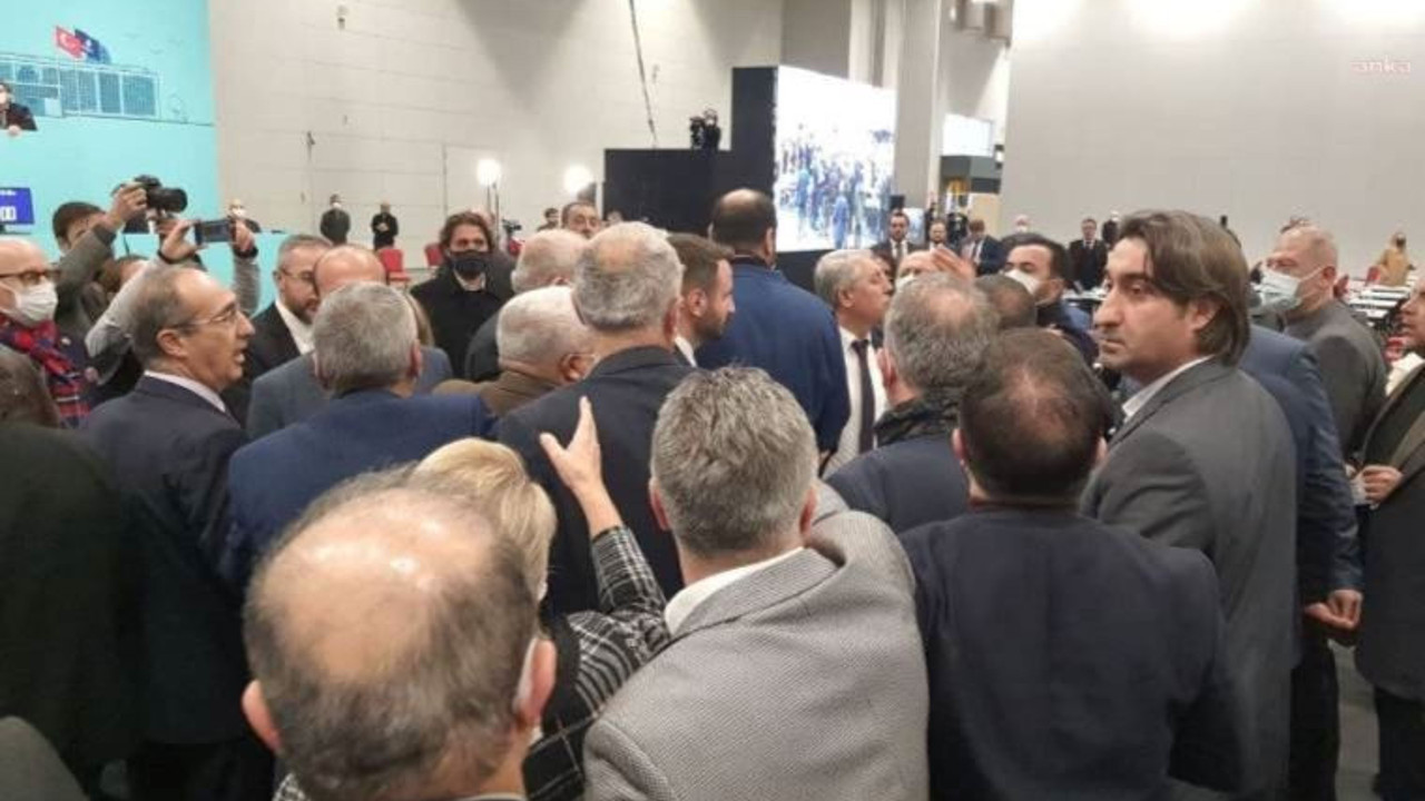 İBB Meclisi’nde gerginlik: AKP ve CHP'li üyeler arasında itişme yaşandı, oturuma ara verildi