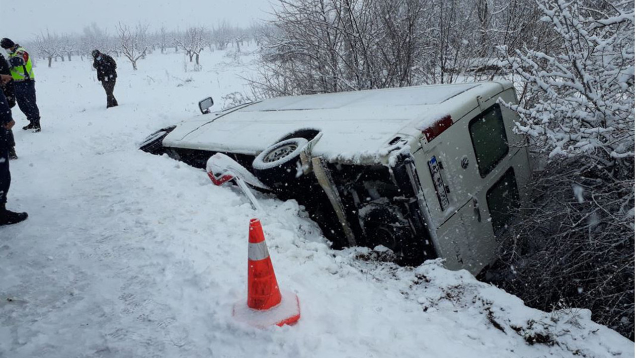 Konya'da yolcu minibüsü devrildi: 11 yaralı