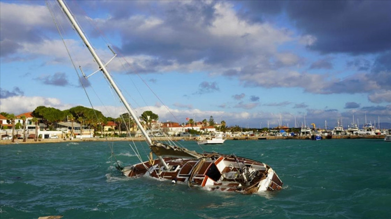Çeşme'de fırtına yerle bir etti. Tekneler alabora oldu