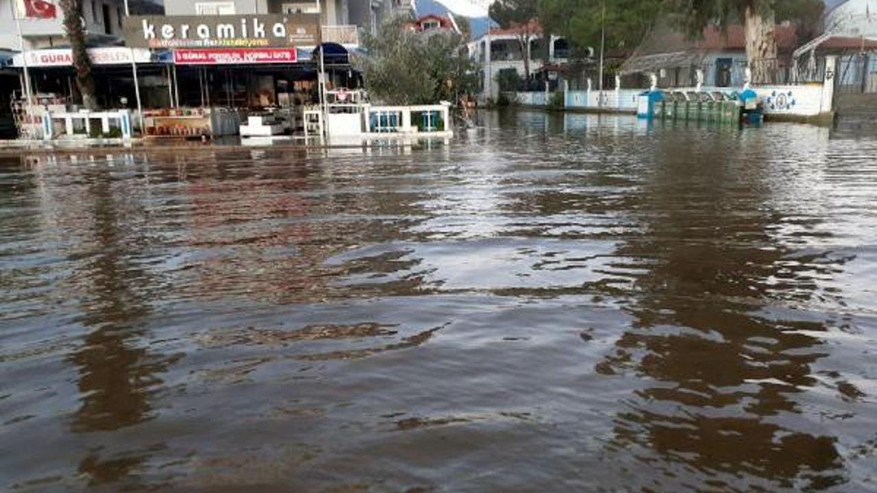 Köyceğiz Gölü taştı, restoran ve kafeler su altında kaldı