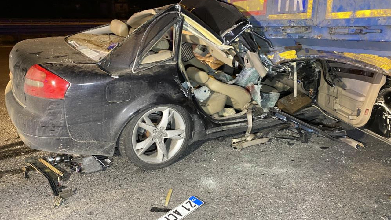 Lüks araçla sürat TIR'ın altında bitti