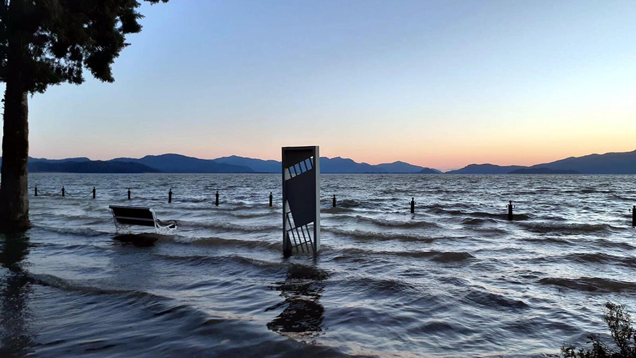 Köyceğiz sular altında. Gölü taştı, restoran ve kafeler su altında kaldı