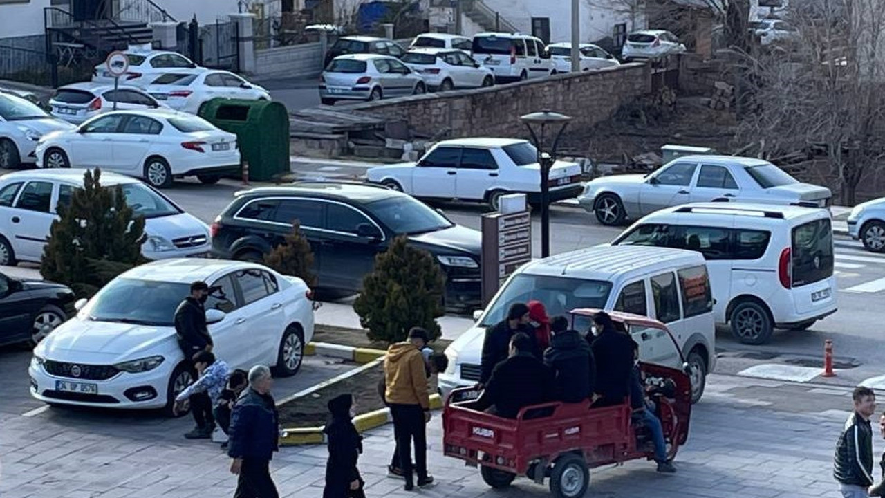 Motosiklete bağlı römorkta 7 kişilik tehlikeli yolculuk