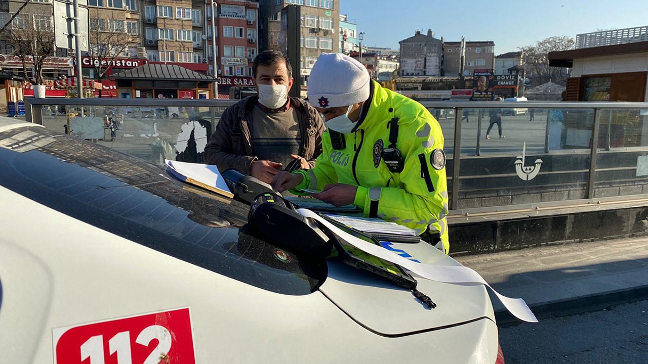 Polisten emniyet kemeri yerine takılan 'toka' denetimi