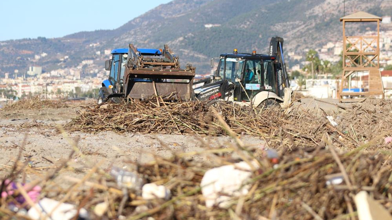 Fırtına Alanya sahillerini çöp deposuna çevirdi