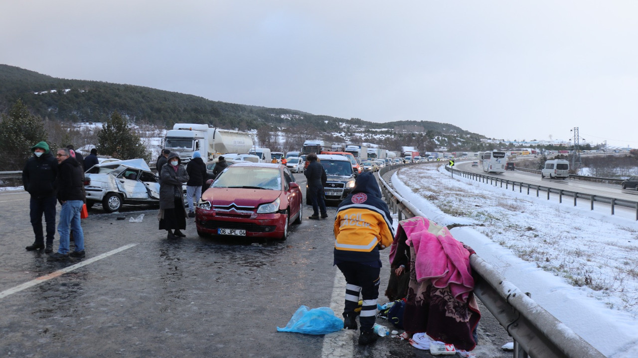 Anadolu Otoyolu'nda zincirleme kaza. İstanbul'a ulaşım durdu